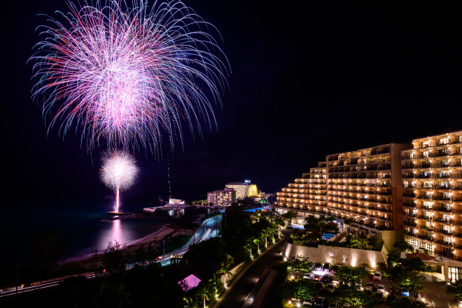 【2026年 夏の打上げ花火のご案内】25日間開催 お部屋のバルコニーから花火を愉しむ沖縄リゾートステイを