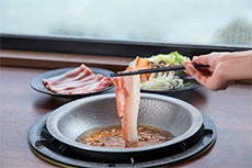 あぐー豚しゃぶしゃぶ鍋、沖縄料理等のブレックファストをご用意しております。